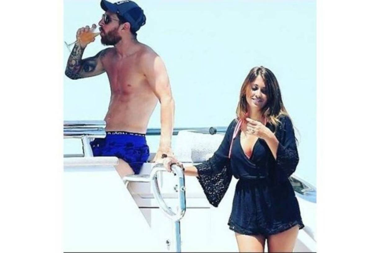 Messi y Antonella disfrutan afuera del yate.