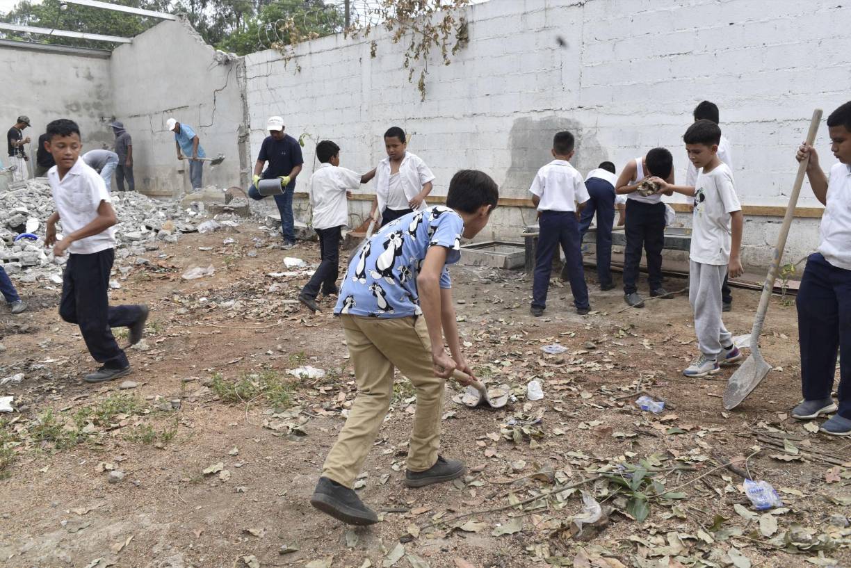 “Chamelecón ha sido un sector olvidado, venía un poco nervioso por lo que he escuchado del sector, pero con el recibimiento que me han dado se han ganado mi corazón”, agregó.