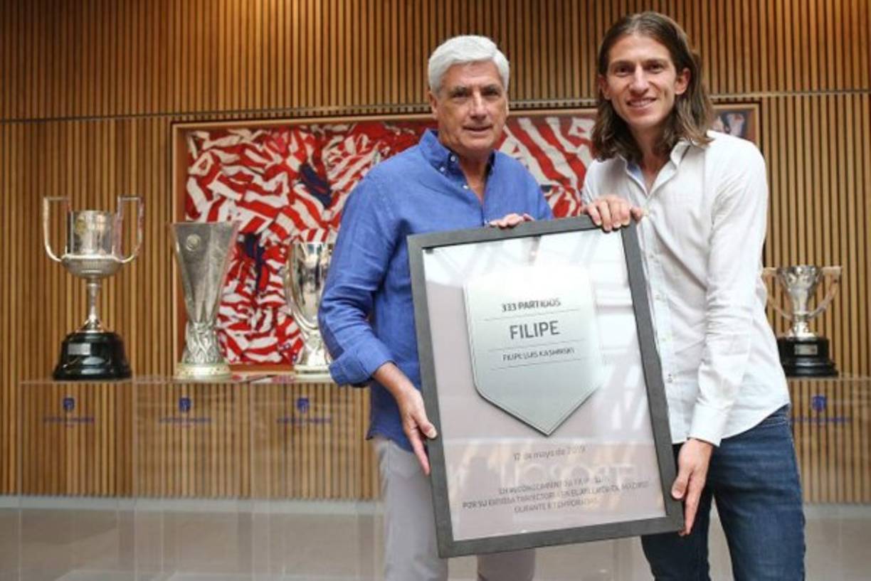 Filipe Luis: El lateral brasileño se ha despedido del Atlético de Madrid. Soy un privilegiado por haber vivido la mejor etapa de este club. Fueron grandes momentos, partidos difíciles', dijo.