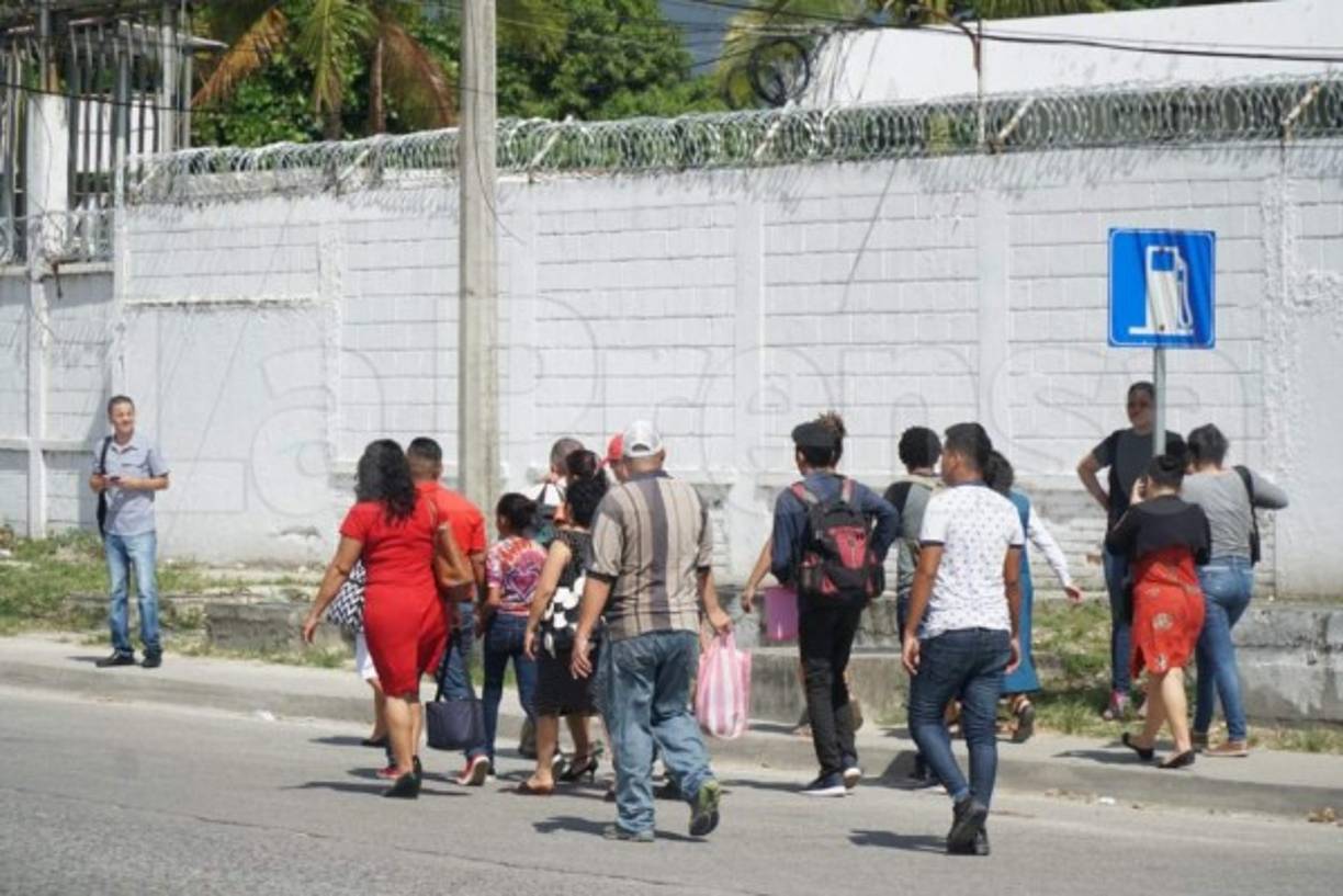 En Dos Caminos, Villanueva, Cortés, ya se están aglomerando los taxistas y buses. Lo mismo se observa en un costado del bulevar del sur.