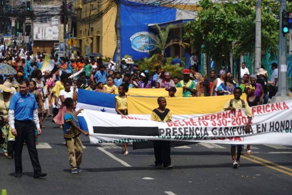 Los desfiles organizados en diversas comunidades marcaron la nota de la celebración.
