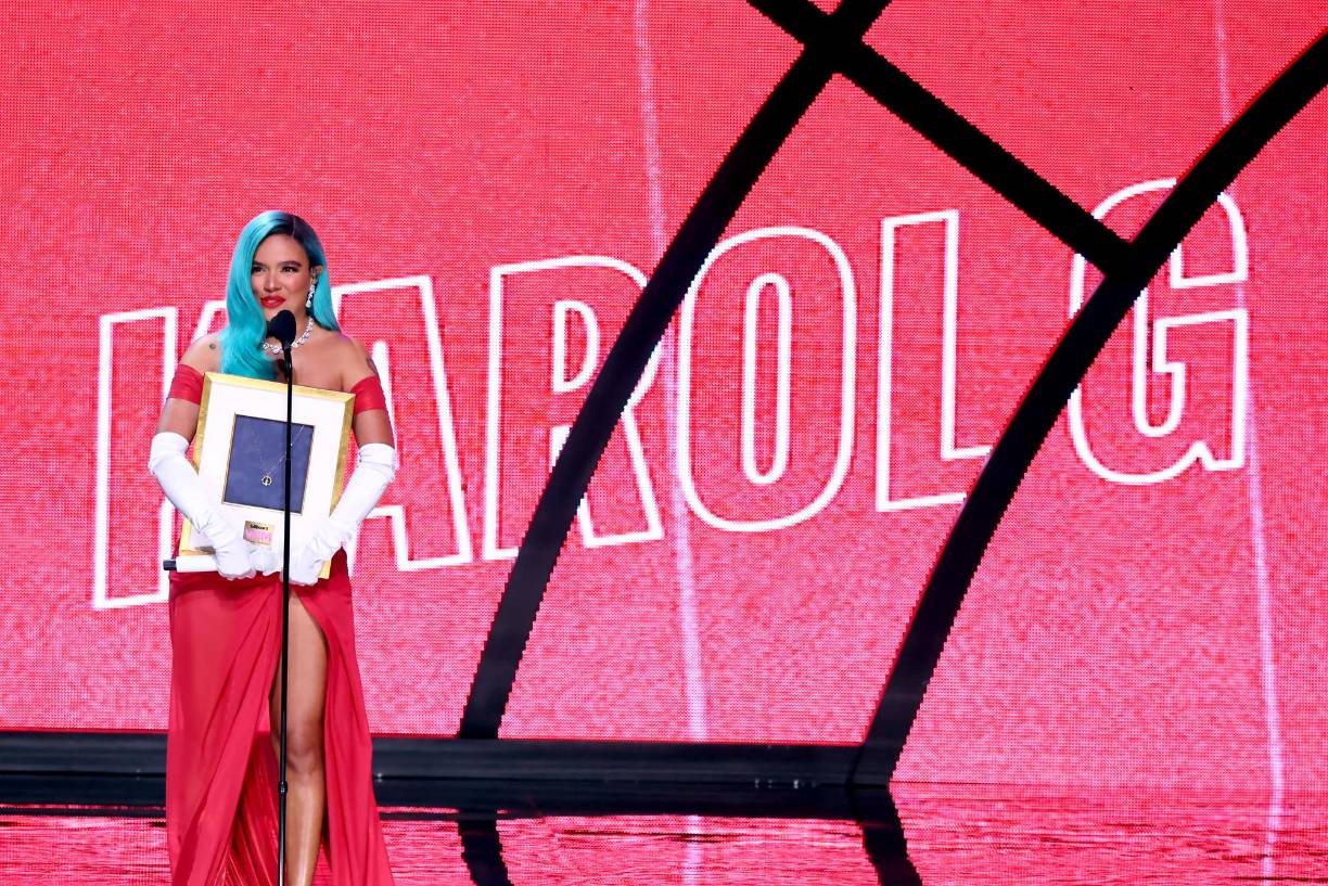 “Todo el tiempo, el mundo nos enseña a ver cosas malas en nosotros mismos y en los demás. ¿Qué pasaría si tratamos solo de ver cosas buenas? Yo lo intento cada día”, añadió antes de interpretar el tema ‘El Barco’ junto a una orquesta femenina.