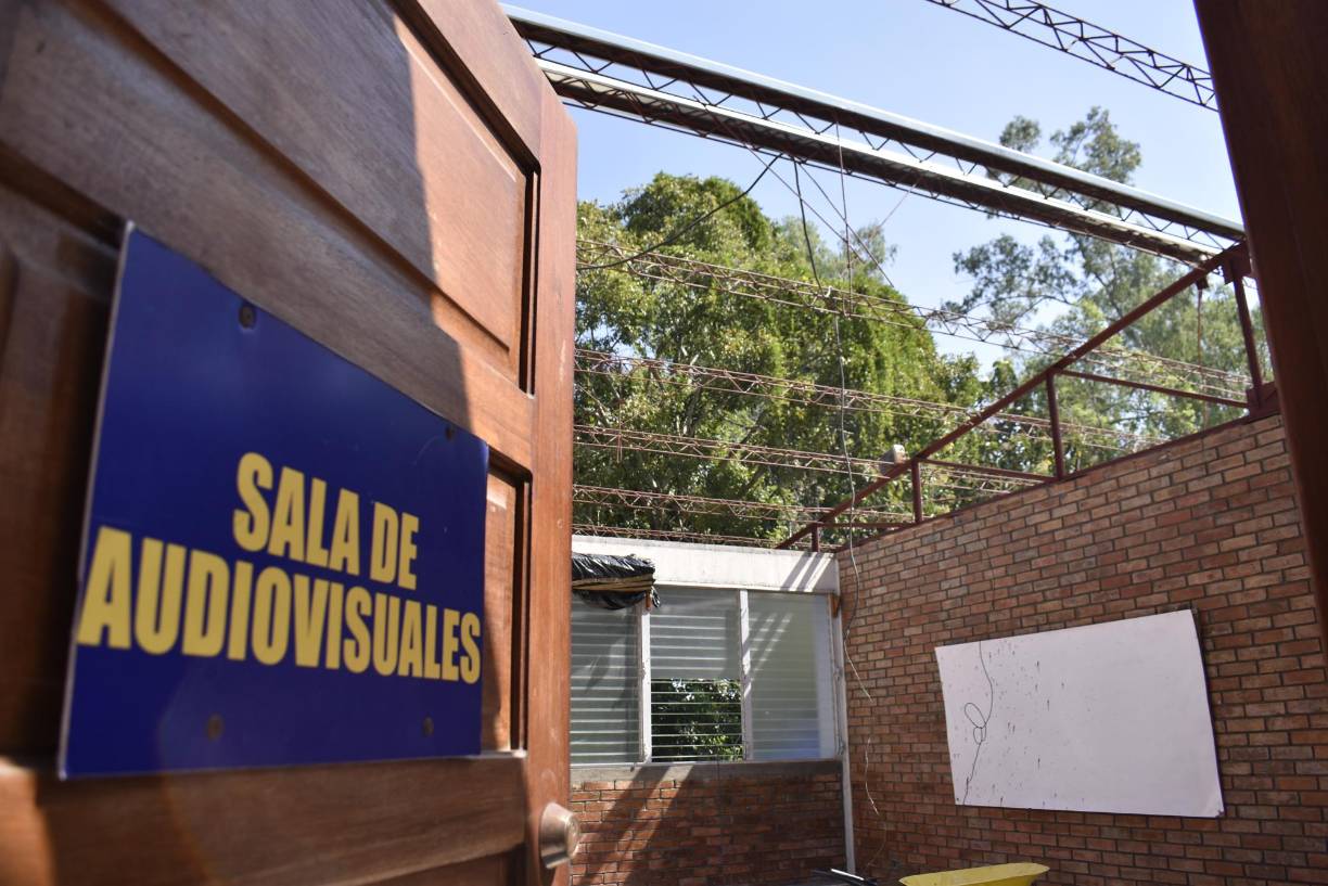 Muchas salas que antes estaban deterioradas, se les está cambiando el techo. Hay un trabajo que se empezó hace dos meses.