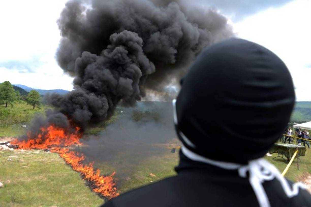 Un agentes antinarcóticos de la Policía Militar incineran más de 200 kilos de cocaína incautada en el sur de Honduras cerca de la frontera con El Salvador.