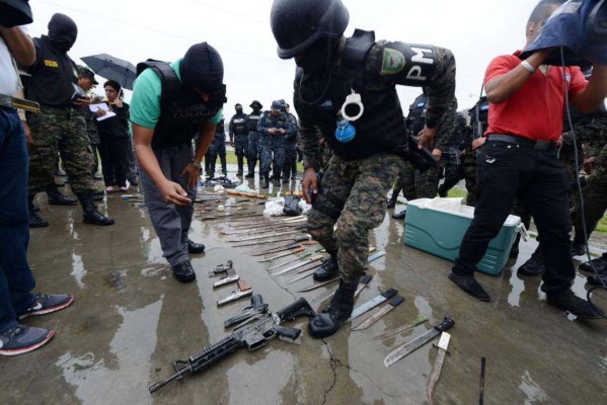 Machetes y armas de gruso calibre decomisadas en el penal de Marco Aurelio Soto en Támara. AFP