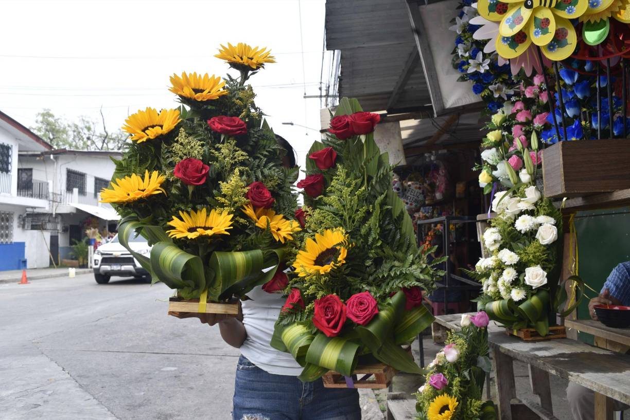 Los tulipanes son las flores más exóticas, y cuestan 200 por unidad arregladas en papel.