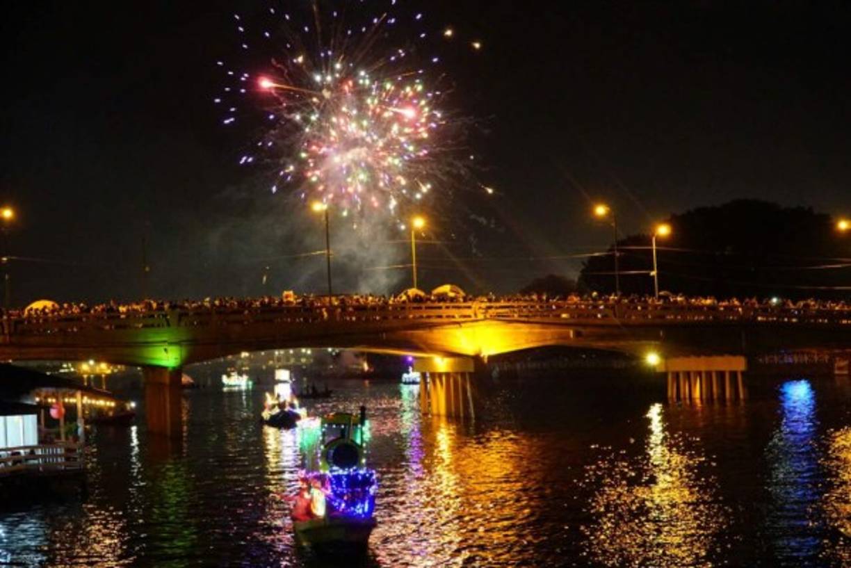 La noche veneciana fue en la Laguna de Alvarado y reunió a miles de personas.