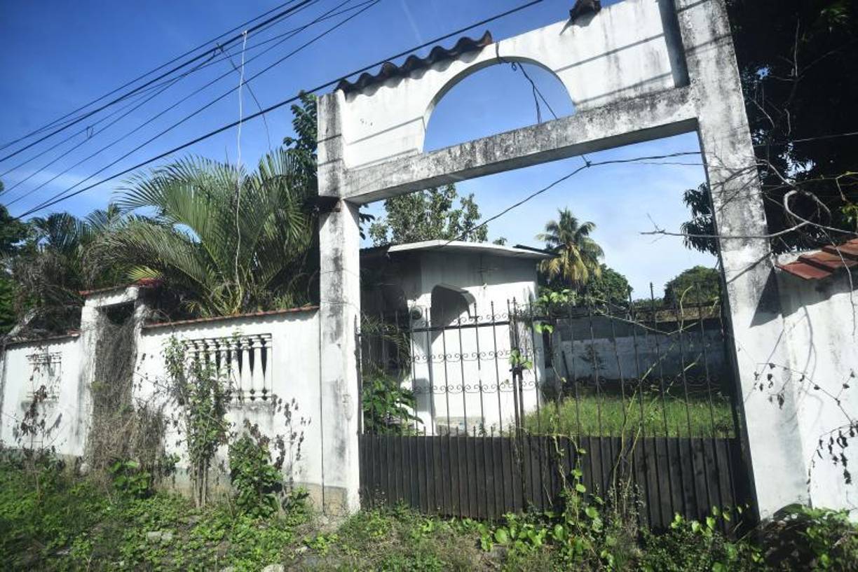 Las casas y terrenos abandonados son comunes en los barrios y colonias del sector Rivera Hernández. 