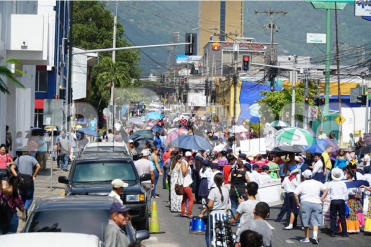 La escuela Cabañas es uno de los pocos centros educativos públicos de nivel primario que funciona en el sector noroeste de la ciudad y que cada año es el primero en desfilar.