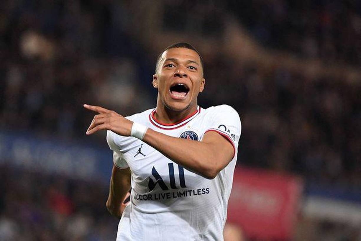 Según ha informado RMC Sport, lo que se sospecha dentro del PSG: hay probabilidad de que Mbappé tenga ya un acuerdo previo para 2024 con el Real Madrid para una posible llegada a precio ‘0’. El PSG se mantiene firme en su postura con Mbappé: o renueva ya o será puesto en venta este mismo verano.