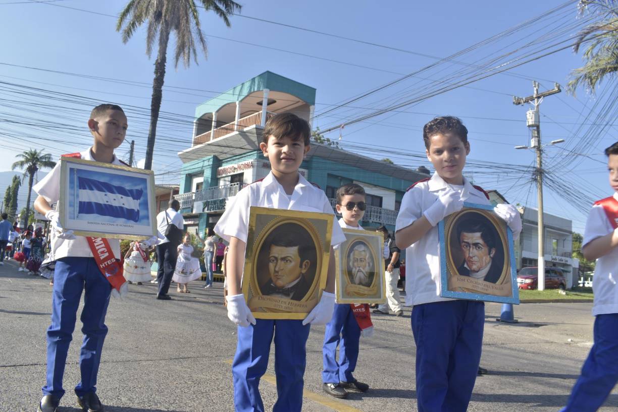 Con sus respectivos uniformes y portando los héroes y símbolos patrios, los estudiantes desfilaron por la avenida San Isidro. 
