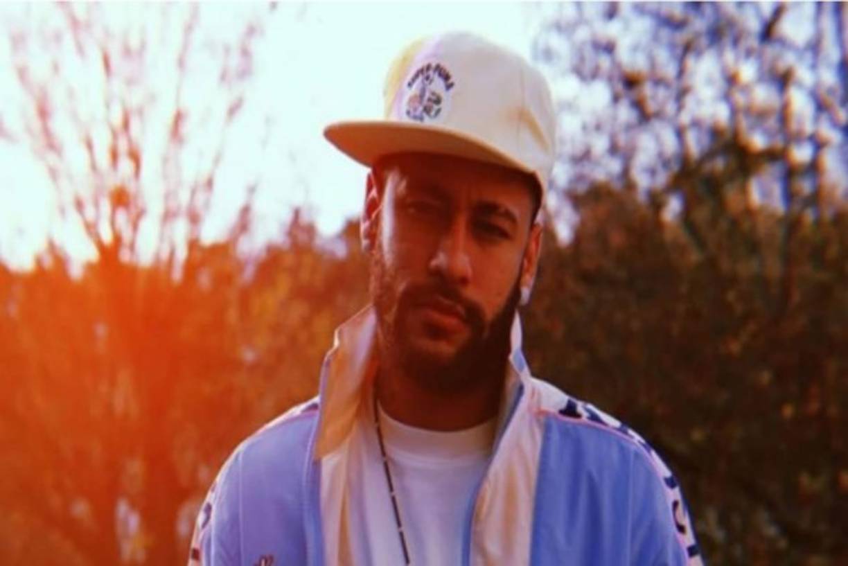 Asimismo, para evitar molestar a los vecinos, construyó una clase de discoteca subterránea con protección acústica en los aledaños de la mansión fluminense.