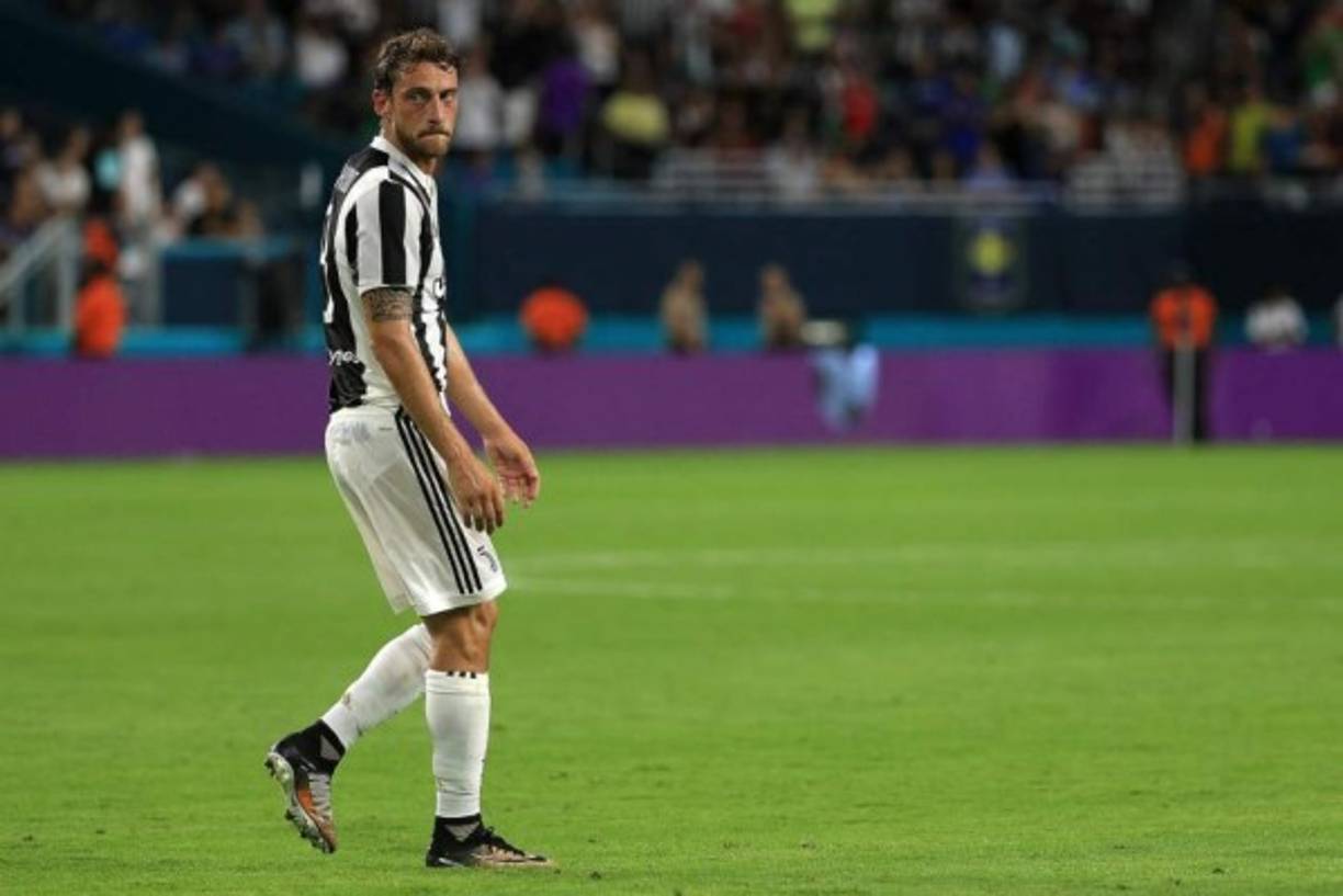 Marchisio: Bombazo en Italia, el destacado jugador de la Juve no se lleva bien con su entrenador Allegri y rumores lo colocan como posible nuevo fichaje del AC Milan, el club rossonero que ha sacado la chequera tras pasar a formar parte de un grupo de inversores chinos. Medios señalan que Bonucci lo ha llamado para unirse al club milanés.