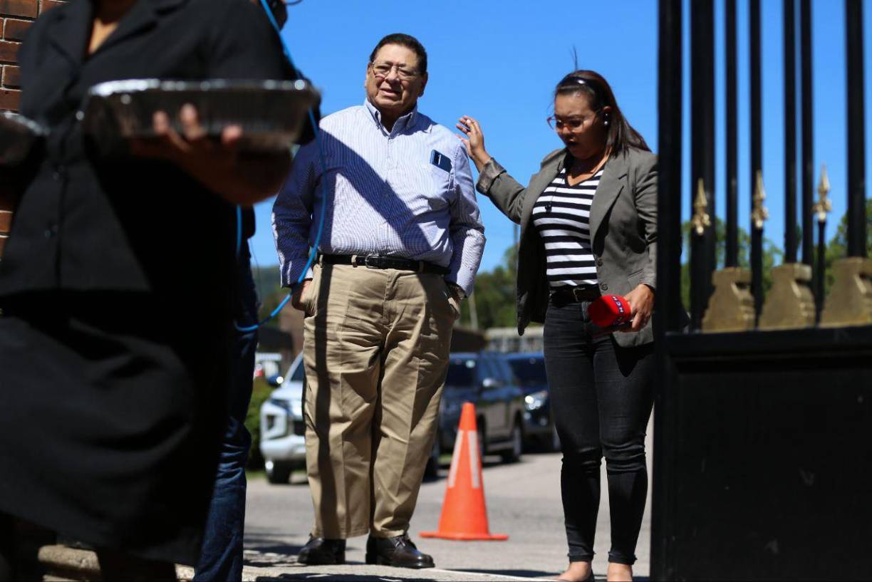 La vela se hizo sin acceso para los medios de comunicación hasta la sala fúnebre donde estaba el cuerpo.A las 2:00 de la tarde su cuerpo ya estaba listo para esperar a muchos que lo conocieron, como aquellos que sin ninguna complicación les compartió su sabiduría con un consejo o aquellos que fueron sus empleados.