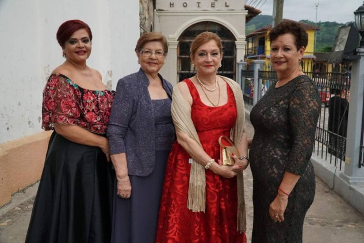 Karla y Julita Pineda con Lizeth Agüero y Ligia Montielh.