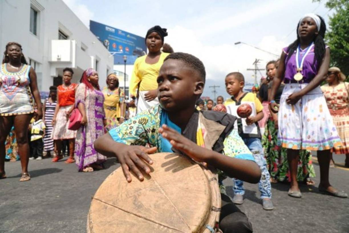 Un pequeño músico ejecuta sus rítmos con su tambor.