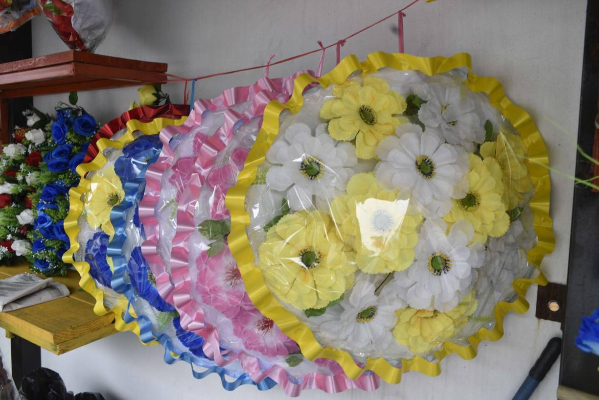 Entre los cotizados también están los arreglos de flores artificiales, son llevados a las tumbas de las madres fallecidas