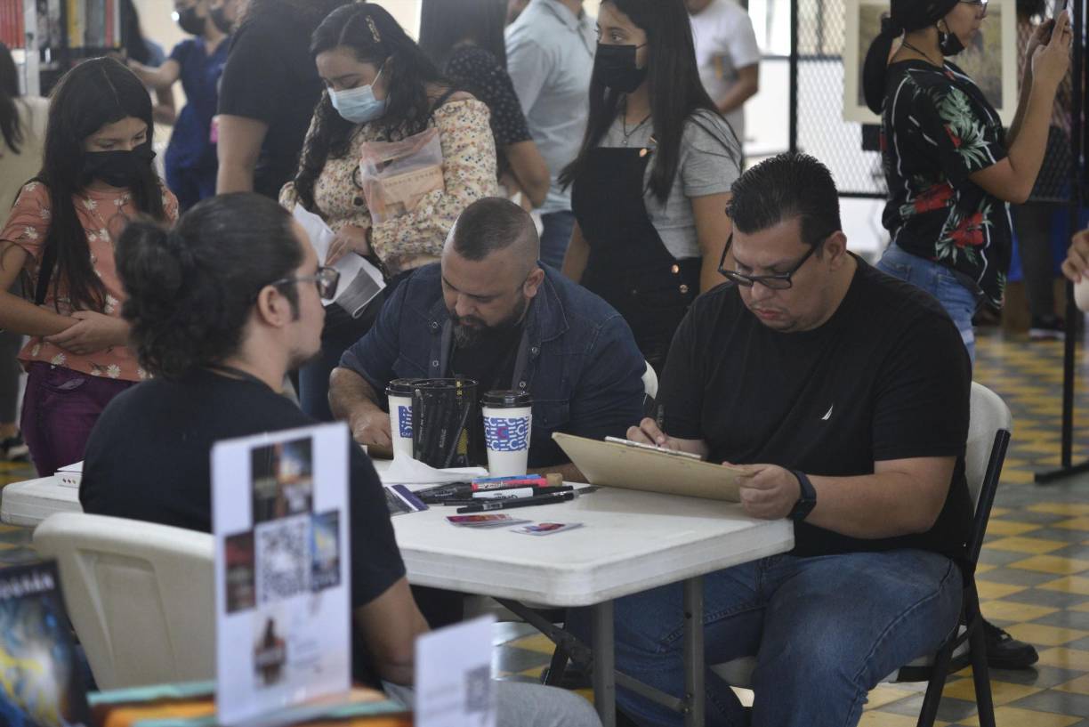 Los caricaturistas elaboran caricaturas de las personas que deseen, el valor de una cuadro es de L100.