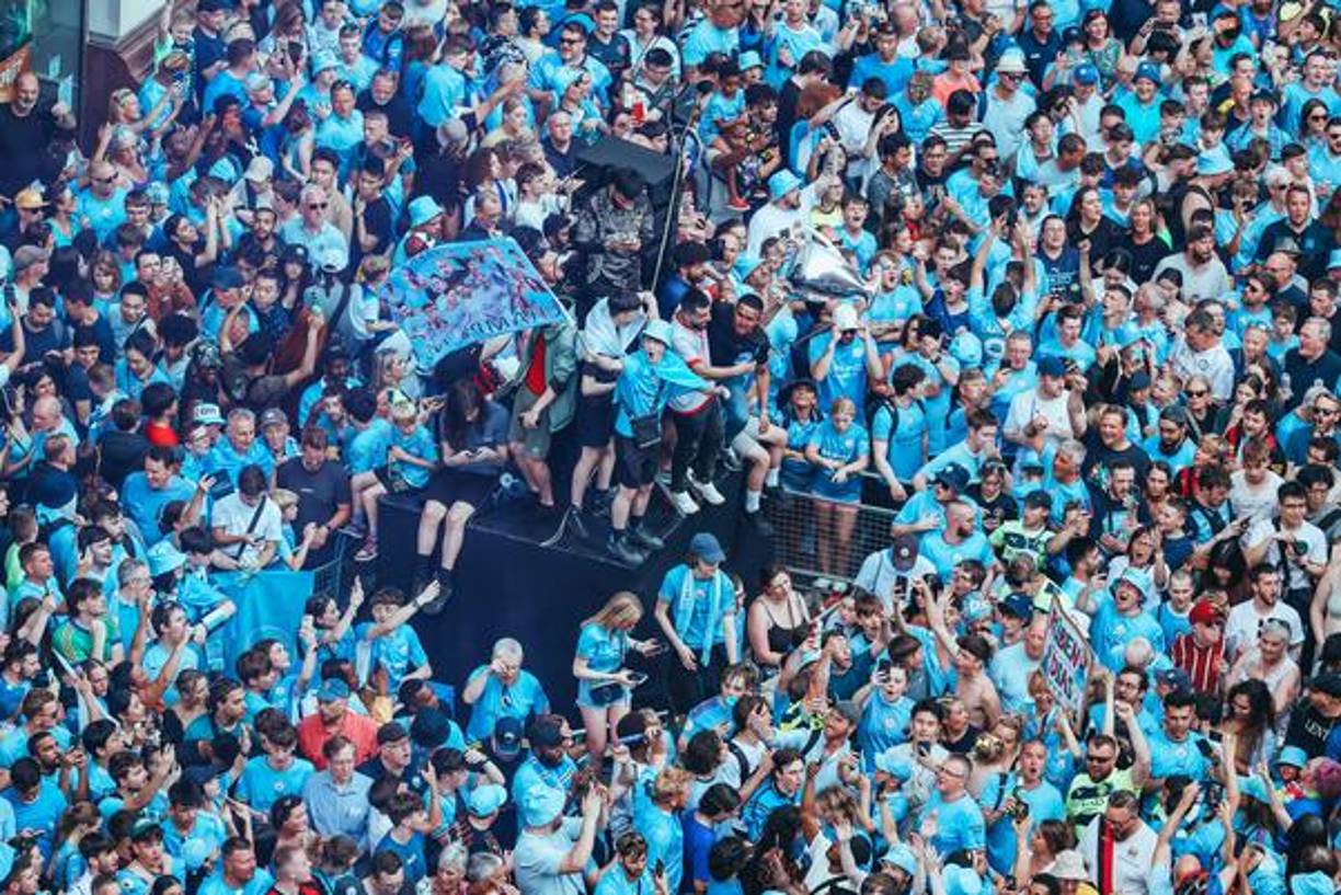 Imperturbables pese a la tormenta que obligó a retrasar el comienzo de la procesión, los aficionados se agolpaban en aceras abarrotadas, algunos de ellos se subían a paradas de transporte público y mobiliario urbano.
