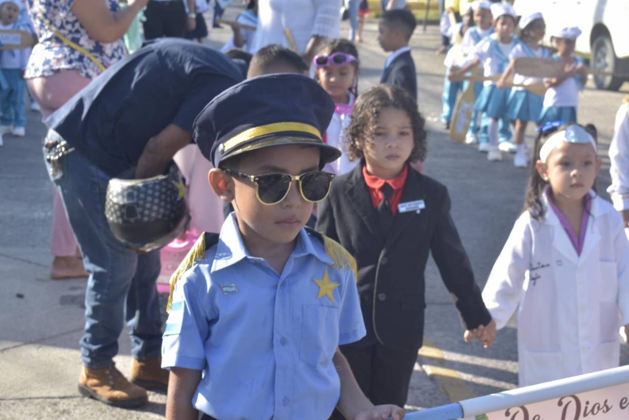 Uno de los pequeños estudiantes luciendo el uniforme policial. 