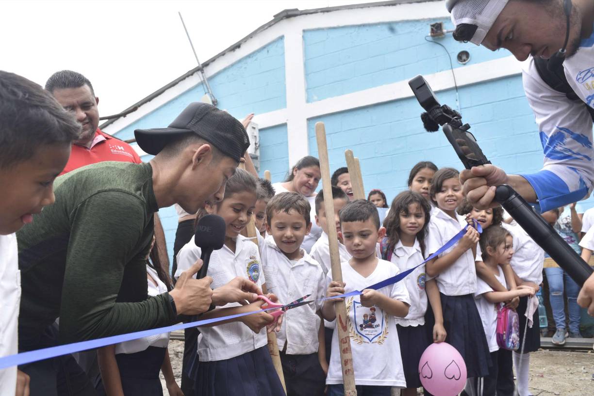 Los docentes, padres de familia y estudiantes, organizaron un cálido recibimiento para Fujiyama, quien llegó acompañado de estudiantes extranjeros que suman en su fundación, así como estudiantes de Villa Soleada, la escuela residencial que él creó en El Progreso para ayudar a las familias más pobres.