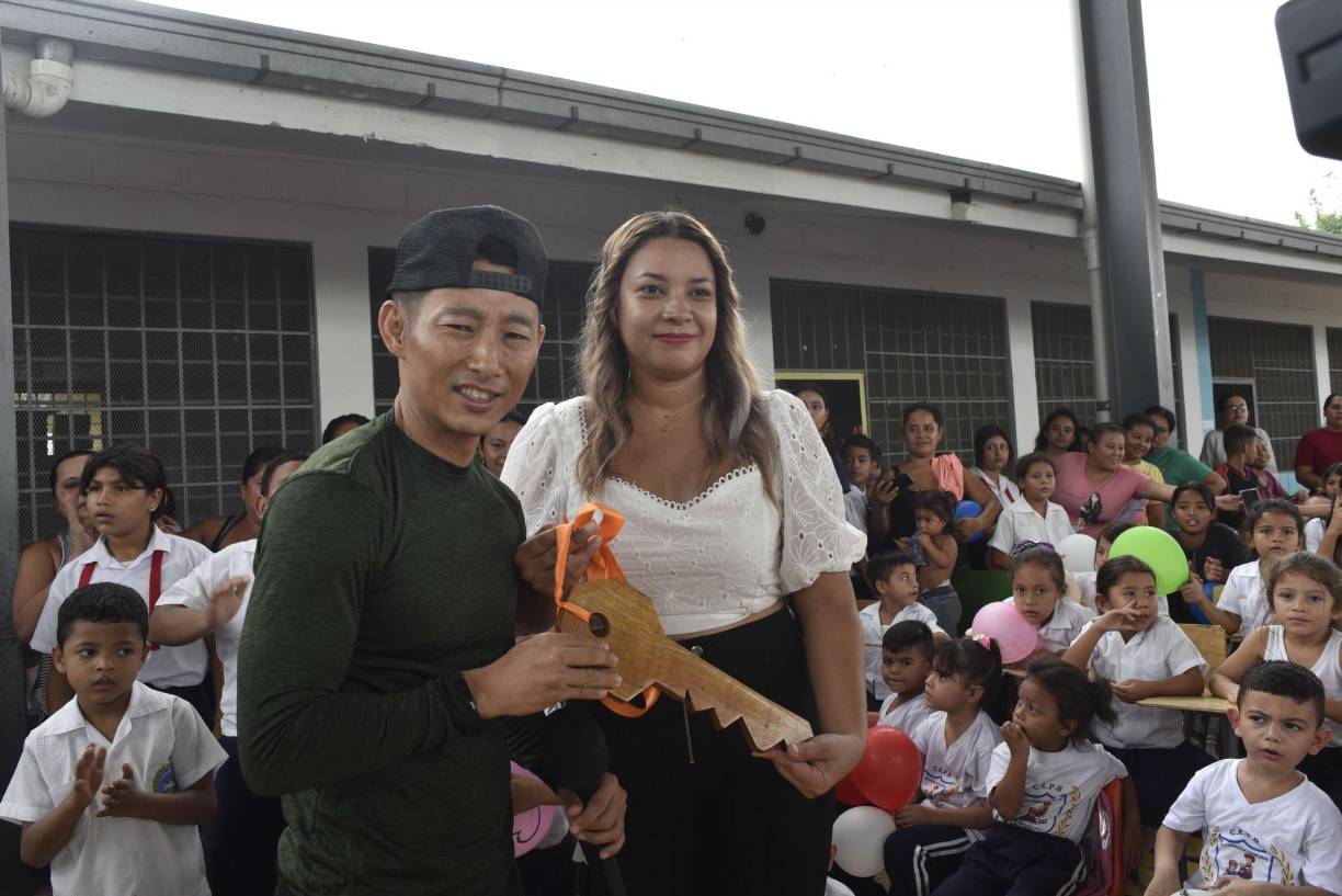 Shin y sus aliados aprobaron el proyecto de construcción de este módulo de aulas de dos niveles, que servirá también para proteger el mobiliario en caso de nuevas inundaciones, así como para tener reuniones de docentes y padres de familia.
