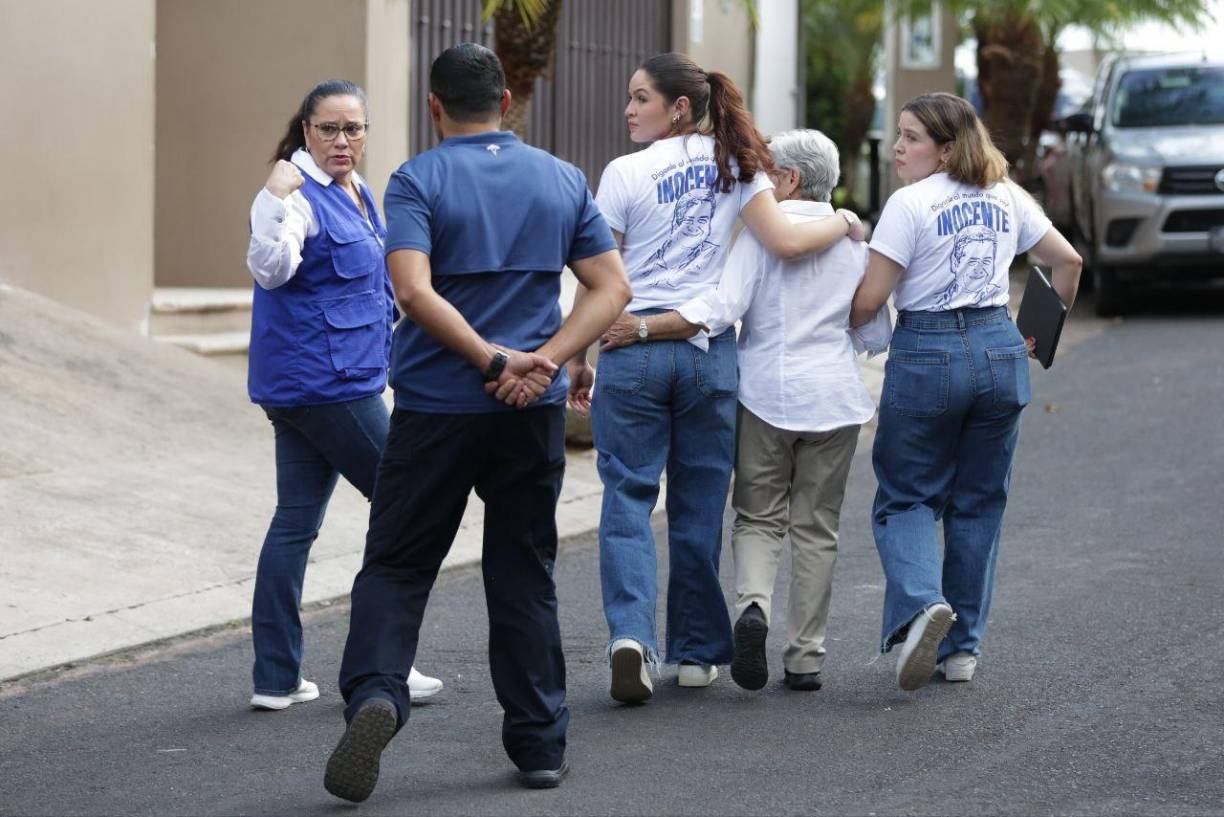 Mientras se compartió el audio de las primeras declaraciones de Hernández, ella asentaba con su cabeza y cerraba sus ojos, escuchando atentamente cada una de las palabras de su hijo condenado a prisión.