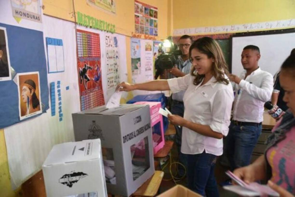 La precandidata Karla Alfaro por el Partido Nacional fue otra de las damas que llegaron a votar.