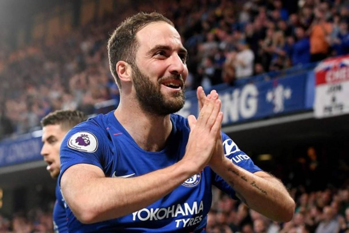 La Juventus le 'pone precio' a Gonzalo Higuaín. Según SportMediaset, los dirigentes juventinos apuestan por quedarse con Paulo Dybala y vender al 'Pipita'. Pagaron 90 millones al Napoli y ahora lo traspasan por 50. A sus 31 años, el futuro del delantero argentino podría estar en la Premier League.