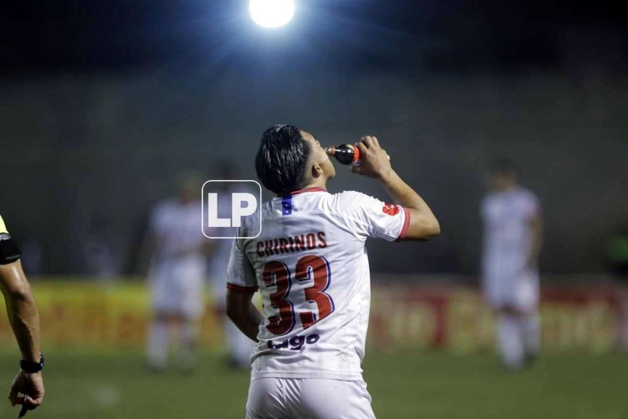 A Michaell Chirinos le tiraron una botella de refresco desde las gradas del estadio Humberto Micheletti y se lo bebió.