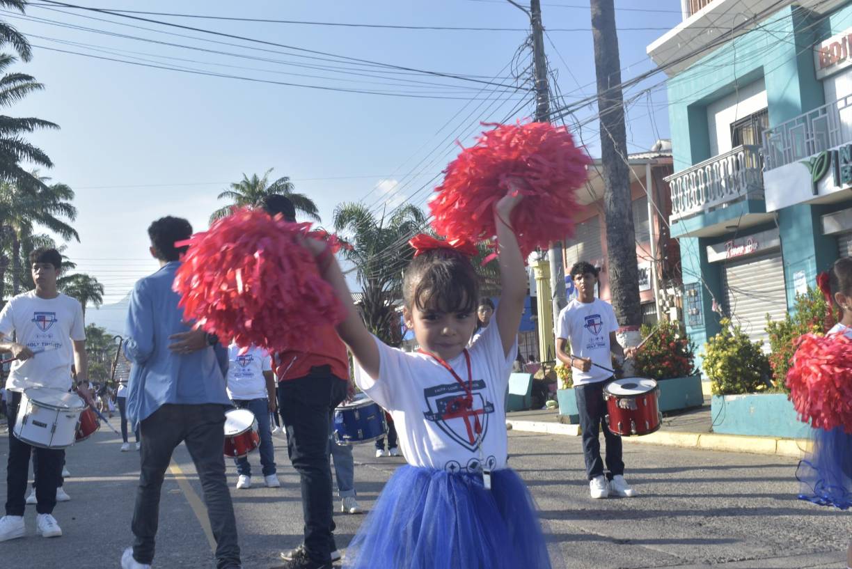 Las pomponeras honraron a la Patria sin importar las altas temperaturas y el radiante sol durante los desfiles patrios. 