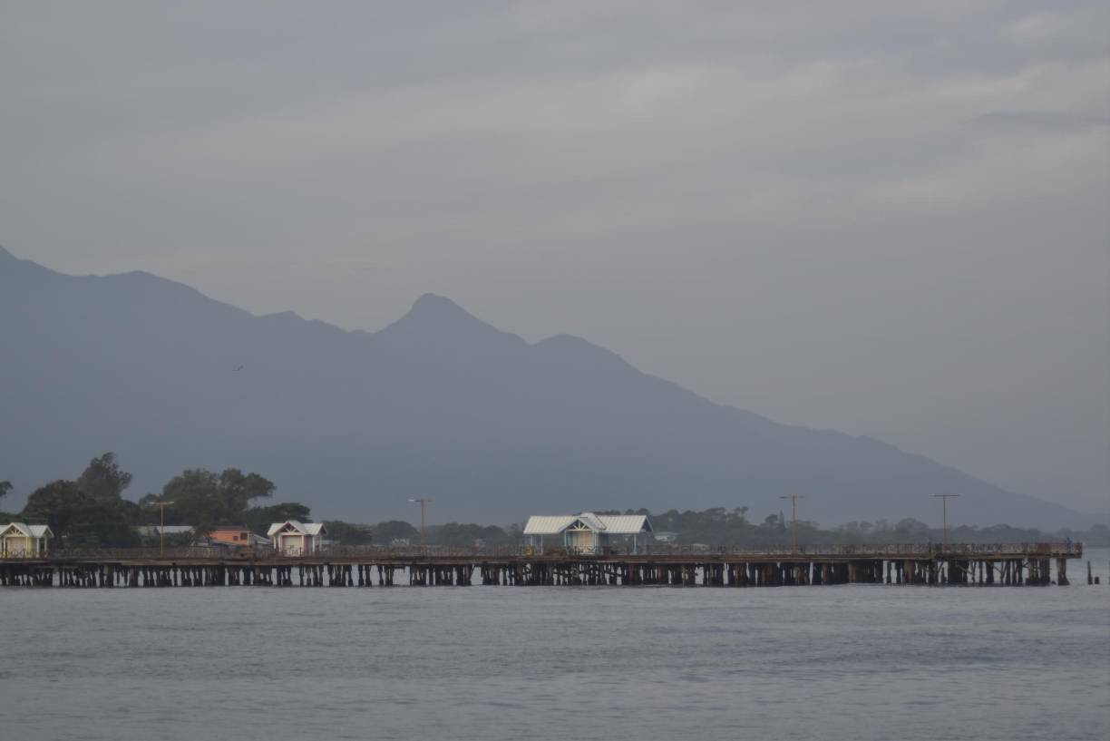 El muelle y el malecón turístico son en conjunto, otro de los sitios muy visitados, por sus vistas al mar y la frescura que ofrece los vientos marinos. Aquí también se respira un pasado histórico.