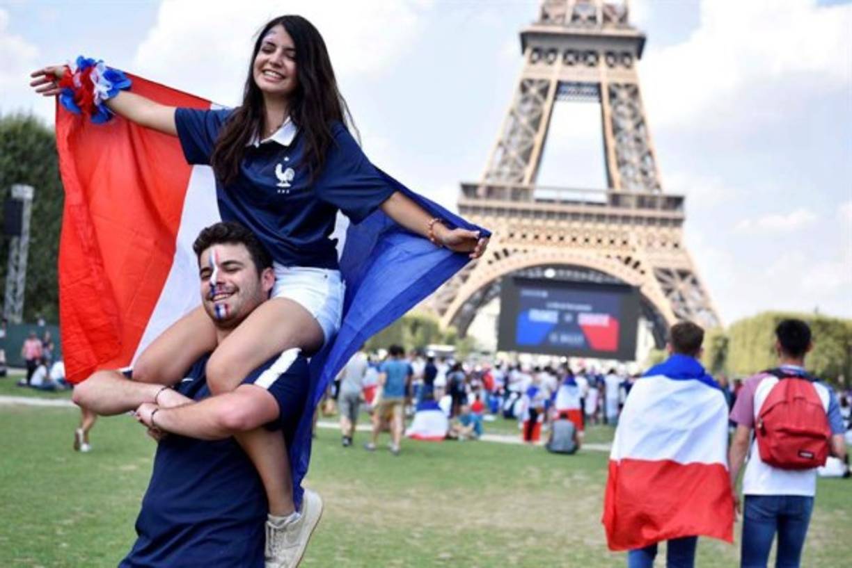 Esta guapa francesa salió a celebrar bien acompañada. No dejó de sonreír.