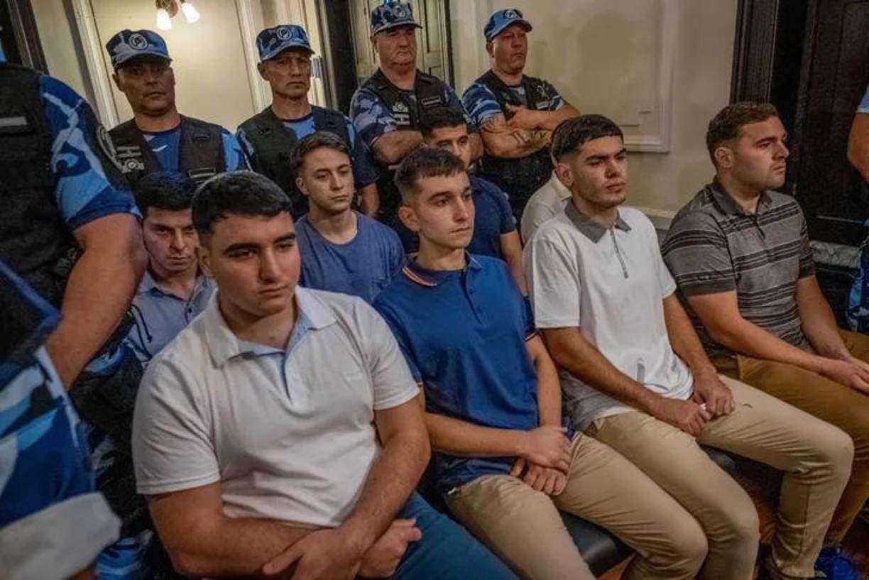 Los condenados son parte de un grupo de amigos de Zárate (provincia de Buenos Aires) que jugaban juntos al rugby y que habían ido de vacaciones a Villa Gesell (380 kilómetros al sur de Buenos Aires) en enero de 2020.