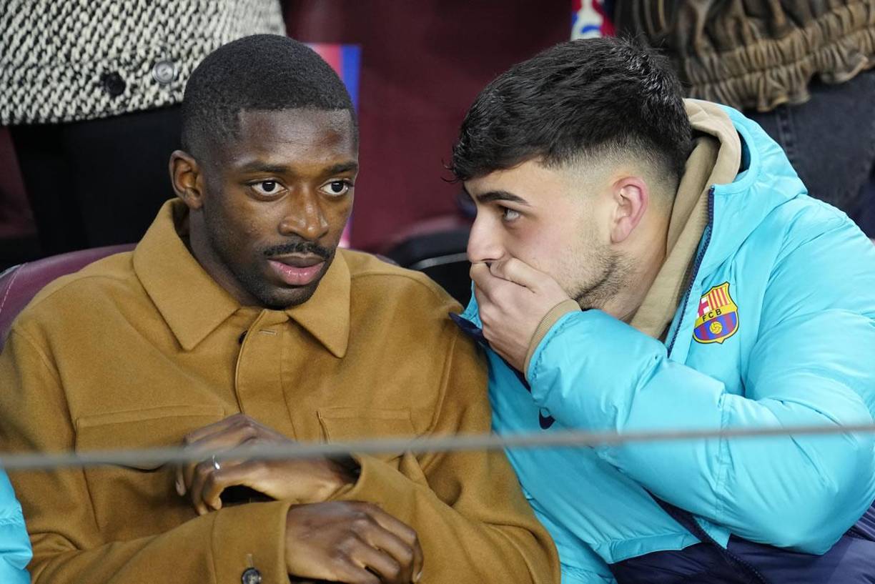 Pedri y Ousmane Dembélé charlando en las gradas del Spotify Camp Nou.