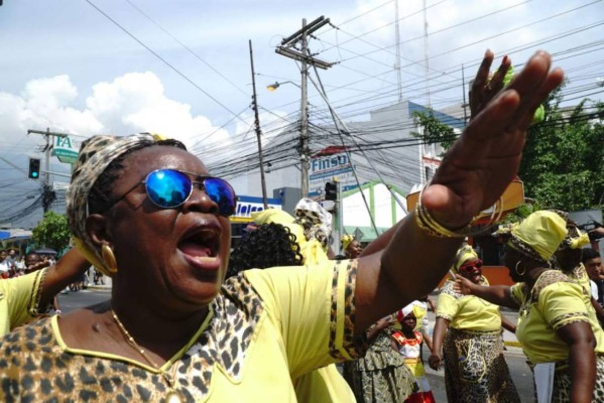 Jóvenes y mayores celebraron juntos.