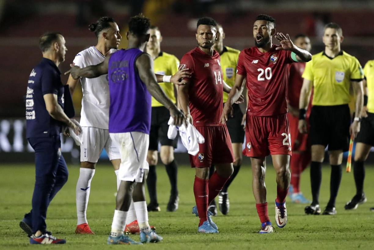 Tras el pitazo final, se armó una pequeña bronca en el que Romell Quioto era protagonista con jugadores de Panamá.