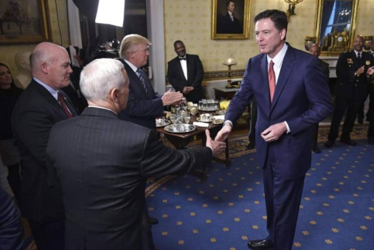 Trump también arremetió contra el exdirector del FBI, James Comey, a quien calificó como 'una bola de baba débil y mentirosa'. 'Comey es un FILTRADOR y un MENTIROSO probado', escribió el mandatario Twitter.