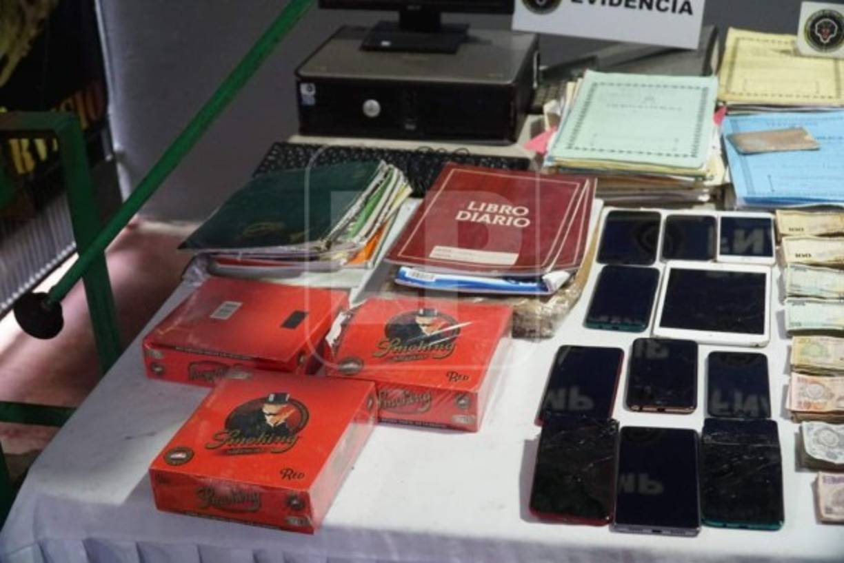 <br/>El tercer detenido en el operativo fue Reny Odair Reyes River (44), alias El chiquilín, lleva cinco años en la MS-13 y tiene el cargo de almacenar escrituras de propiedad, realizar transferencias bancarias y vender drogas.