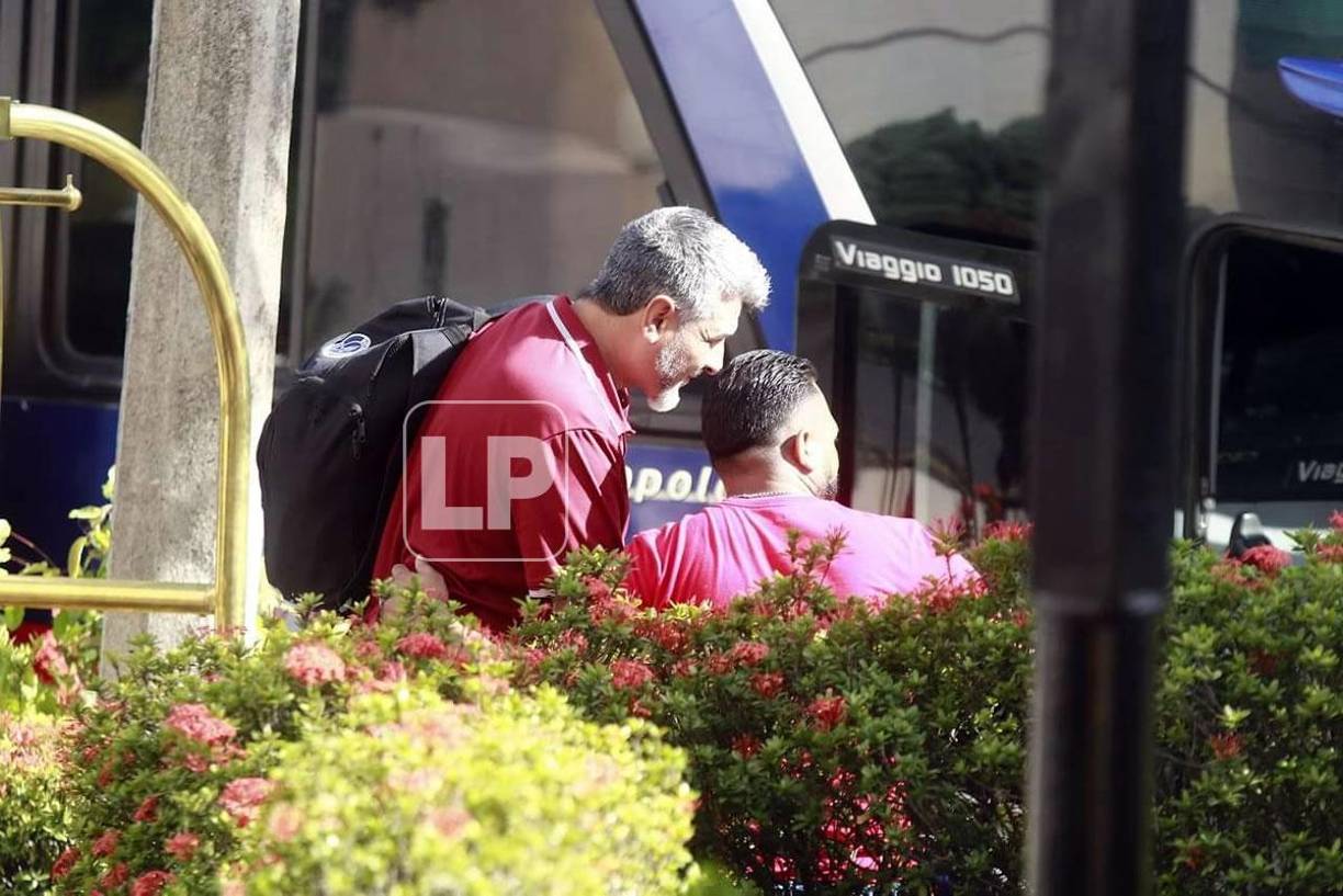 ‘La Barbie‘ Vázquez accedió a atender a aficionados del Motagua que los recibieron en el hotel de concentración y se tomó algunas fotografías.