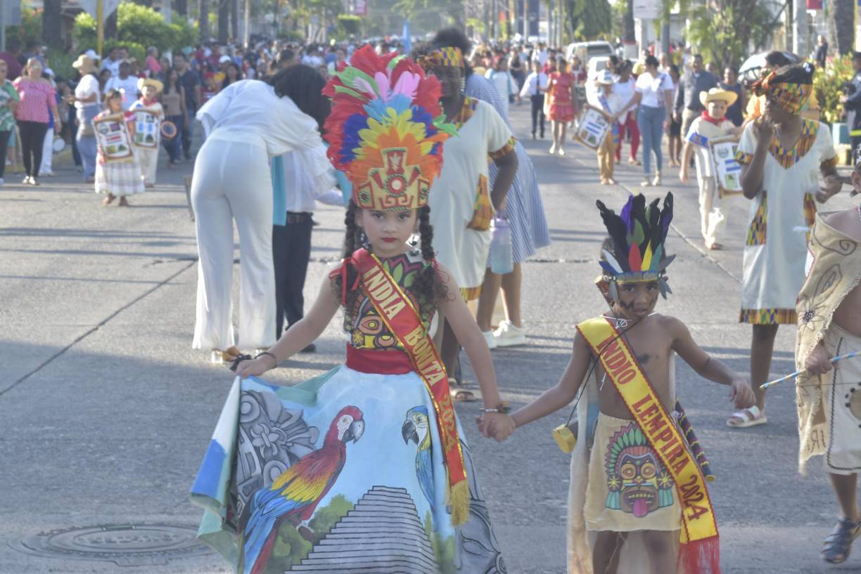 El fervor cívico y la identidad nacional mostrada por los niños de los kínderes en los desfiles patrios. 
