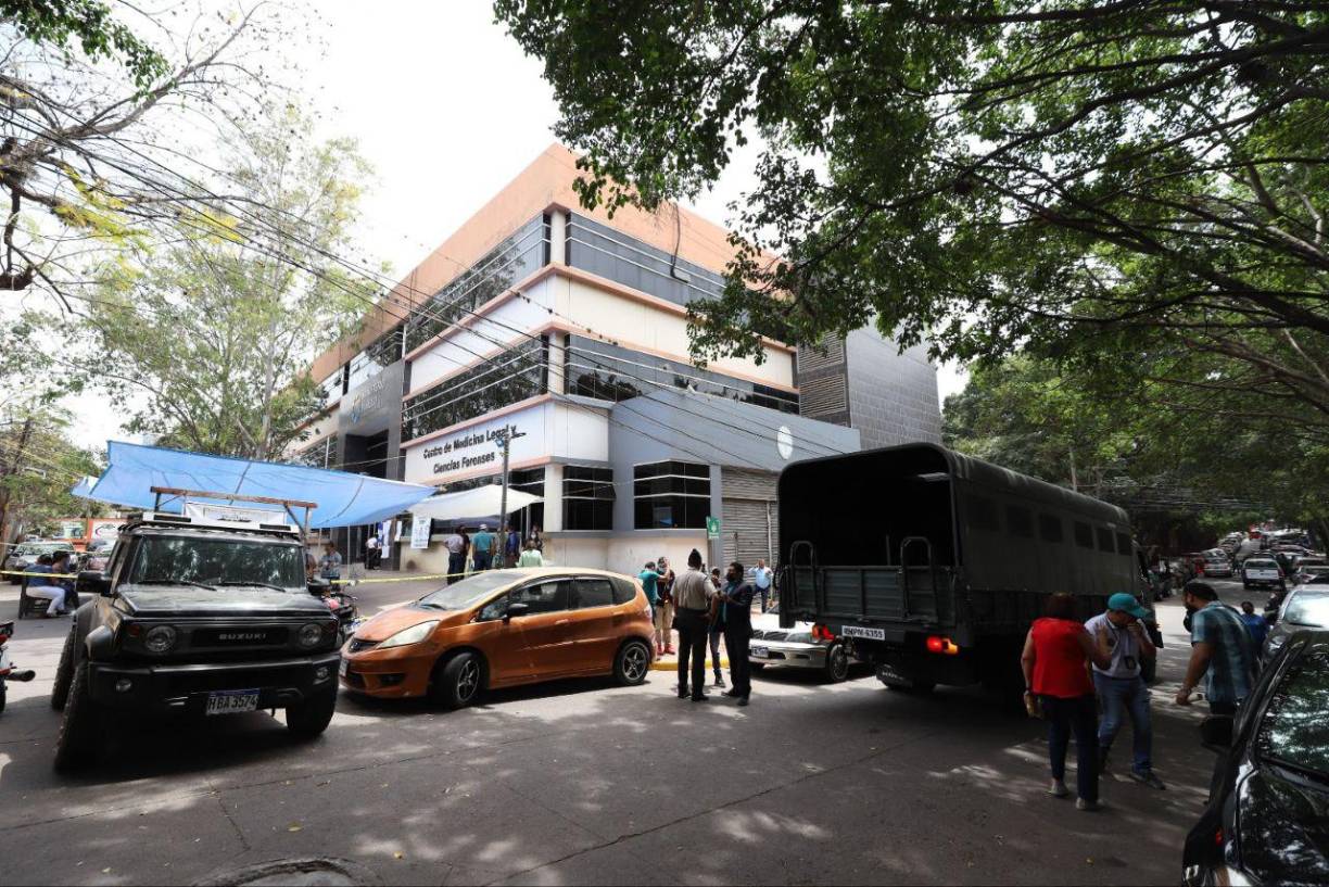 “Secretaría de Seguridad: Todo lo que me han solicitado se los he resuelto. Control Nacional de los Centros Penitenciarios, traslado de la Fuerza Anti Maras, Dirección de Investigación e Inteligencia, Estado de excepción y ampliaciones en más del 60 % del territorio nacional”, escribió Castro en un mensaje en la red social Twitter.