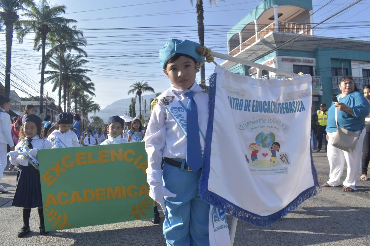Los alumnos de excelencia académica fueron aplaudidos por los asistentes. 
