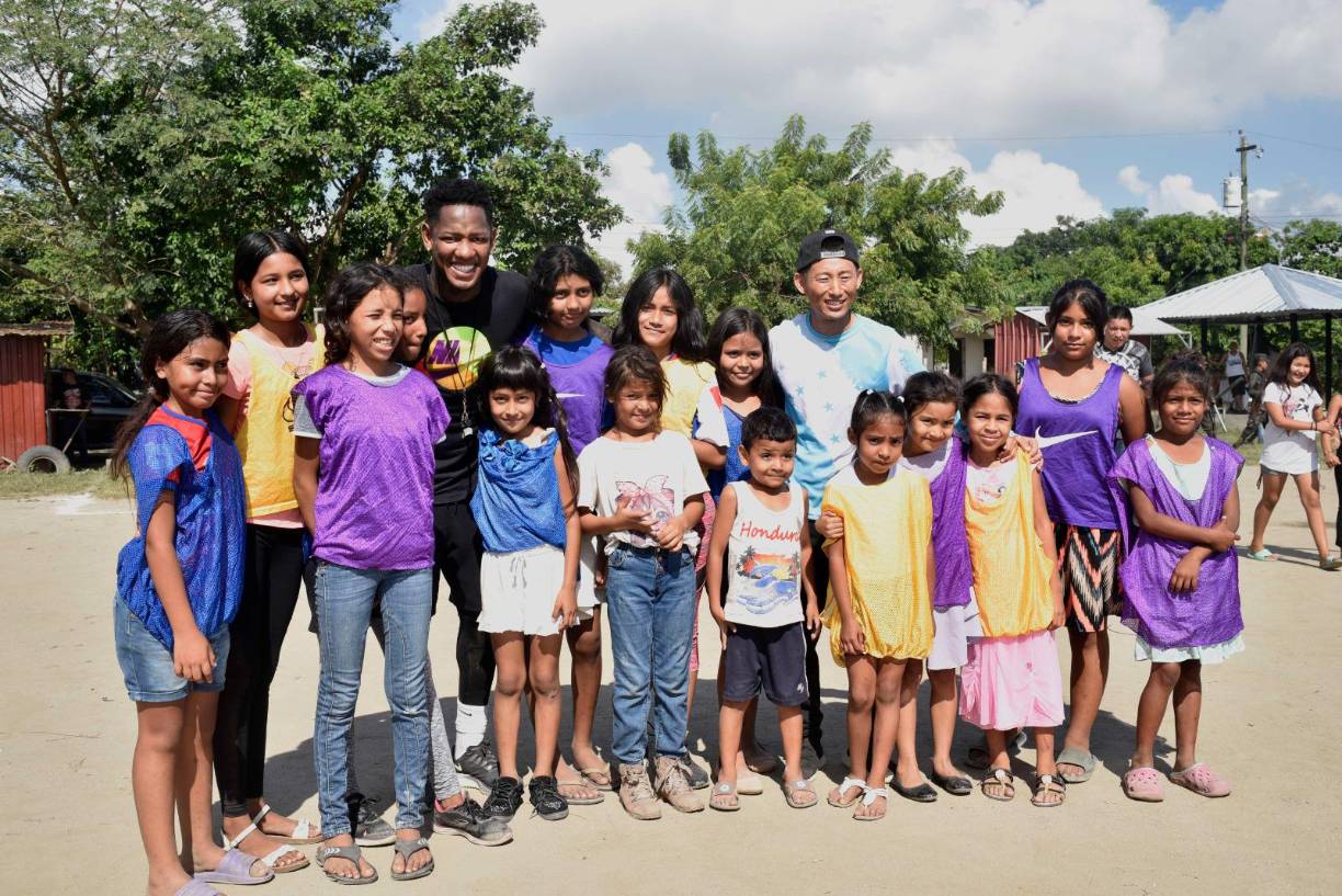 En su recorrido, Quioto compartió con los pobladores de la colonia Las Torres y jugó fútbol con los niños del lugar.