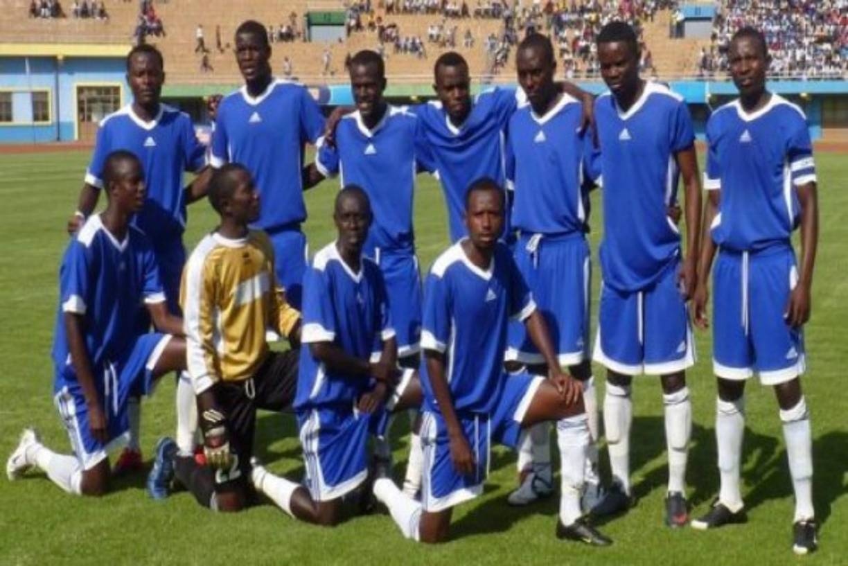 El club Rayón de Ruanda tampoco dejó que sus rivales lo dejaran con las manos vacías al momento de posar para las imágenes.