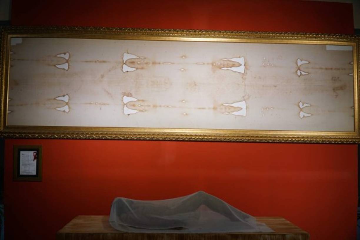 La réplica del sudario santo ha admirado a quienes han tenido el privilegio de asistir a su exposición.