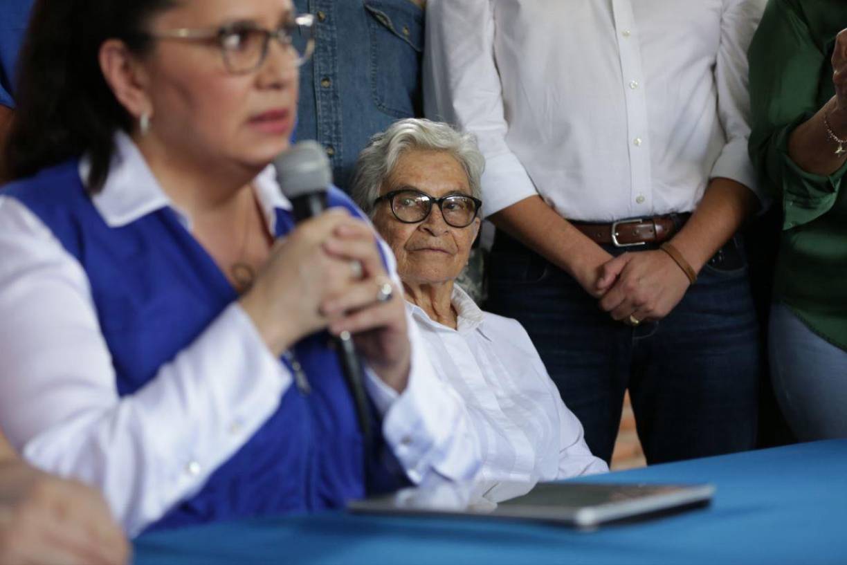 La progenitora de Hernández, que apareció por primera vez ante los medios de comunicación tras que se iniciara el proceso en contra de su hijo, asentaba con su cabeza las frases que ofrecía la exprimera dama en las que afirmaba que no dejarían de pelear hasta demostrar la inocencia de su esposo.