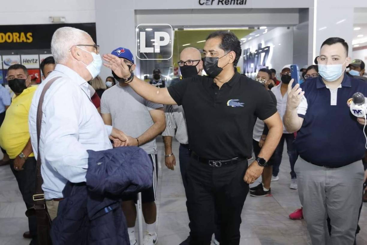 Rolin Pela saludando con un abrazo a Manuel Keosseián.