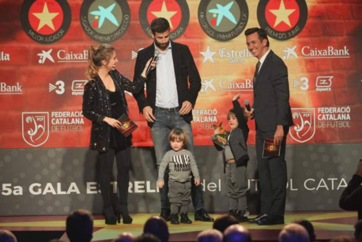 Era una noche muy importante para él y Gerard Piqué no dudó en rodearse de sus dos hijos, así como de Shakira, sus padres y hasta de su abuelo, Amador Bernabéu.