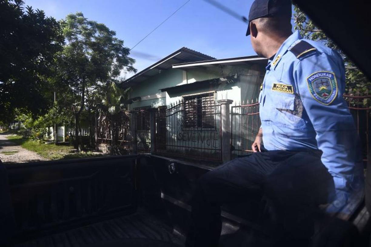 “Aquí si lo miran solo le caen, toro (hombre), tiene suerte si no lo matan, lo menos que pueden hacer es robarle”, exclamó entre sarcasmo uno de los oficiales que acompañó al equipo periodístico de LA PRENSA Premium. 